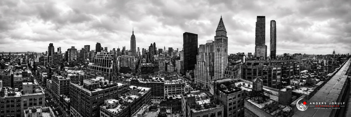 Black-and-white panoramic view across Manhattan rooftops and distinctive towers. Photograph by Anders Jorulf.